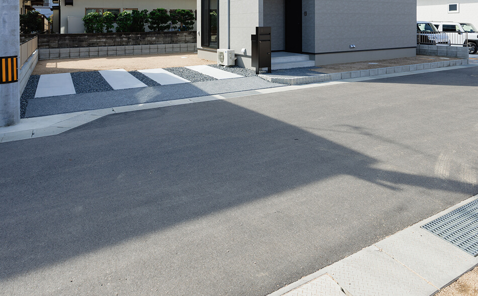 前面道路6mで、車の出し入れが安全
