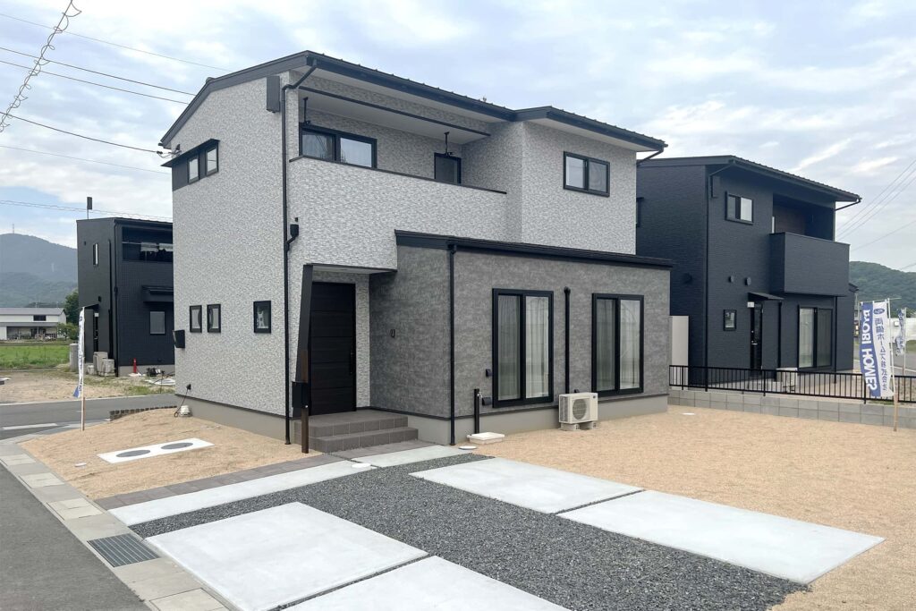 広々としたお庭にシックな外観のお家です3-2