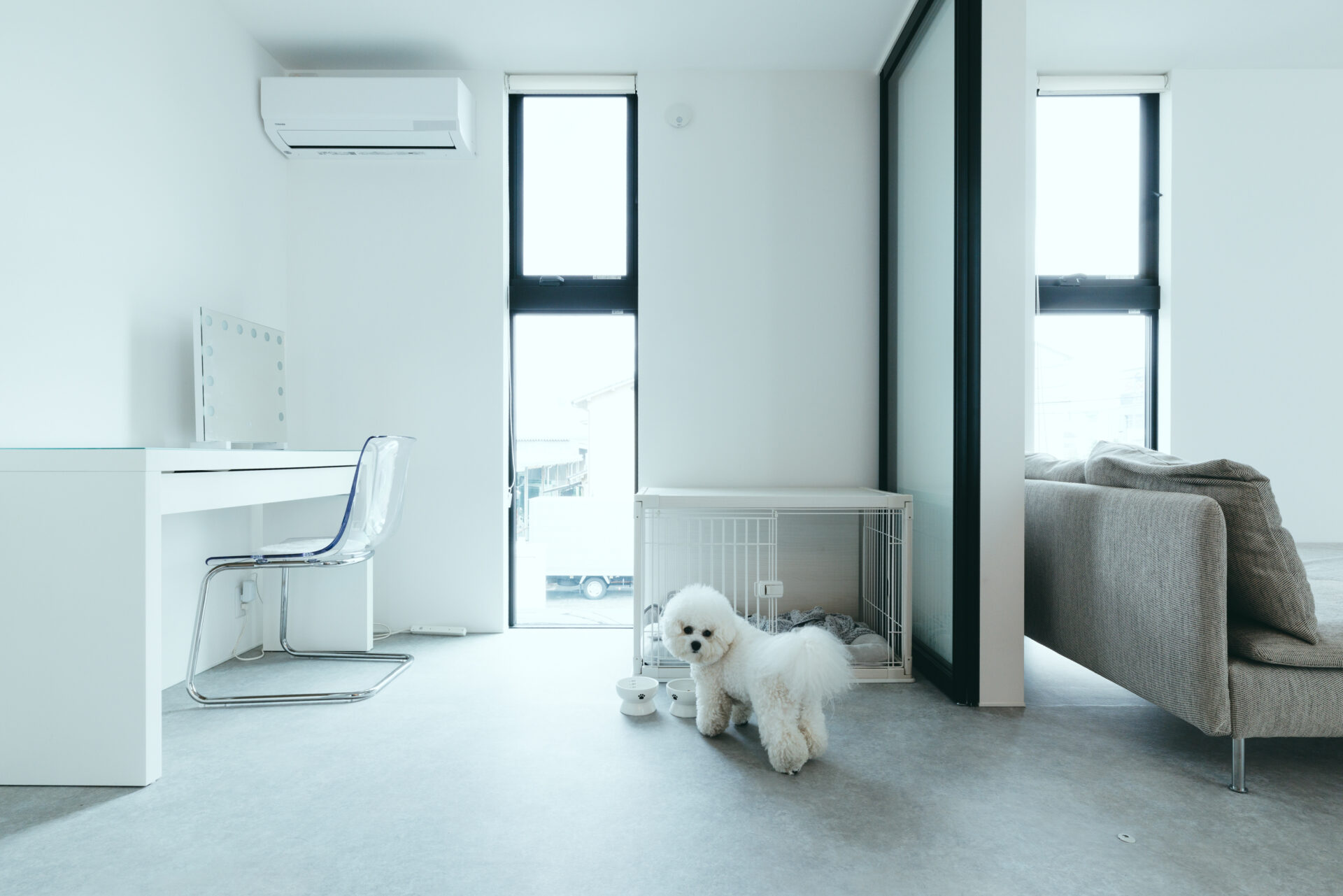 白とグレーで魅せるシンプルな贅沢